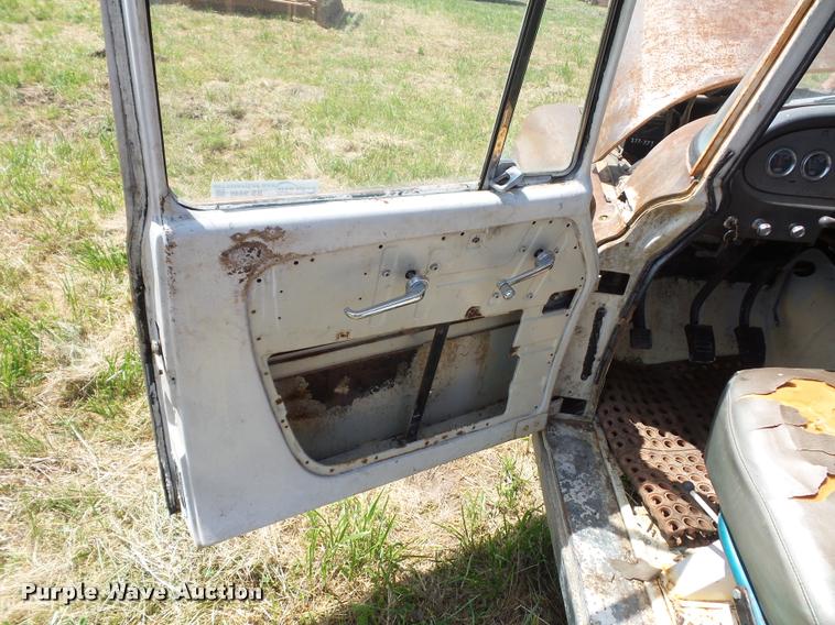 image for item BS9446 1964 International pickup truck