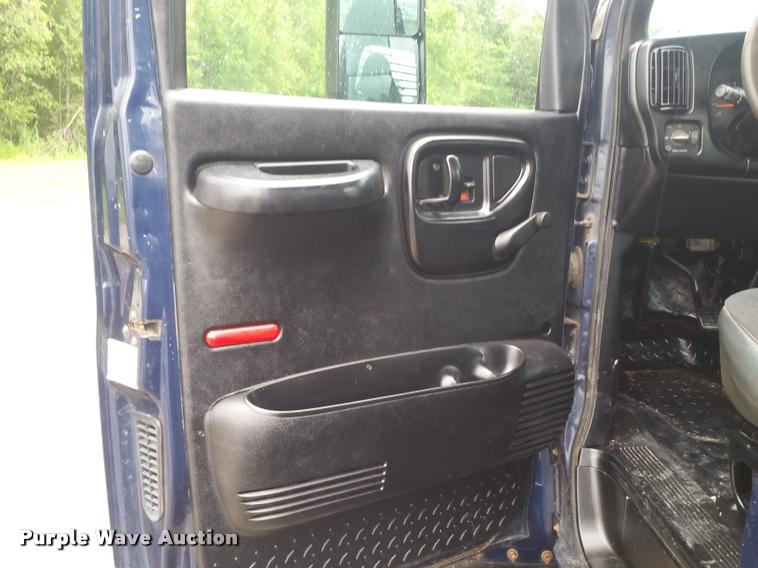 image for item BS9487 2003 GMC C6500 flatbed truck