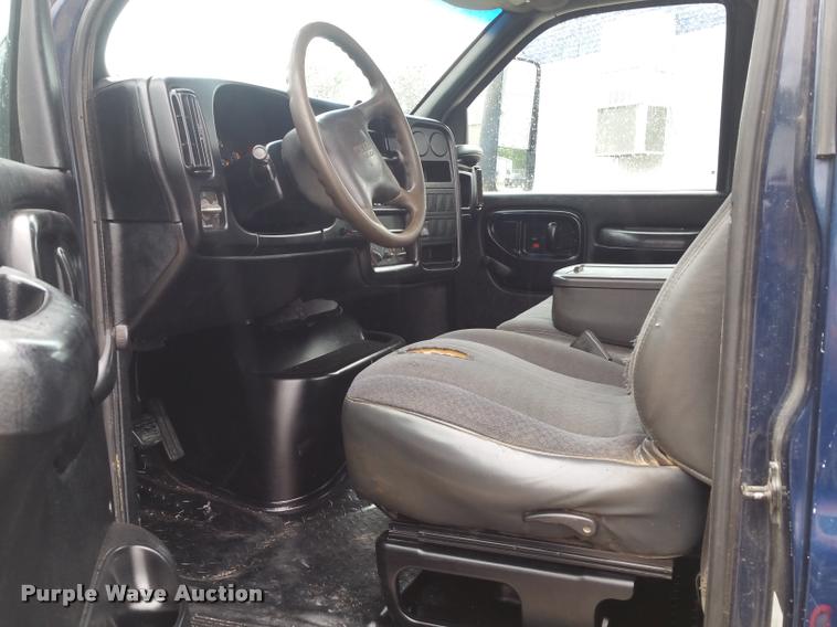 image for item BS9487 2003 GMC C6500 flatbed truck