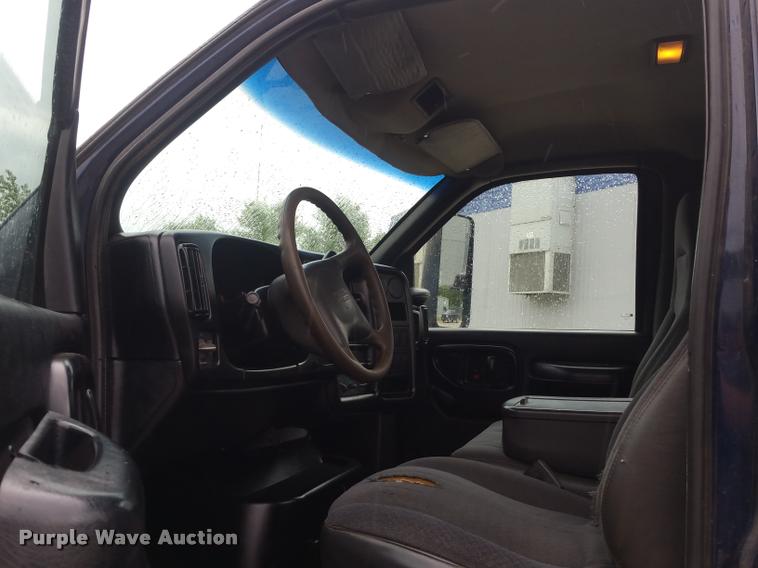 image for item BS9487 2003 GMC C6500 flatbed truck