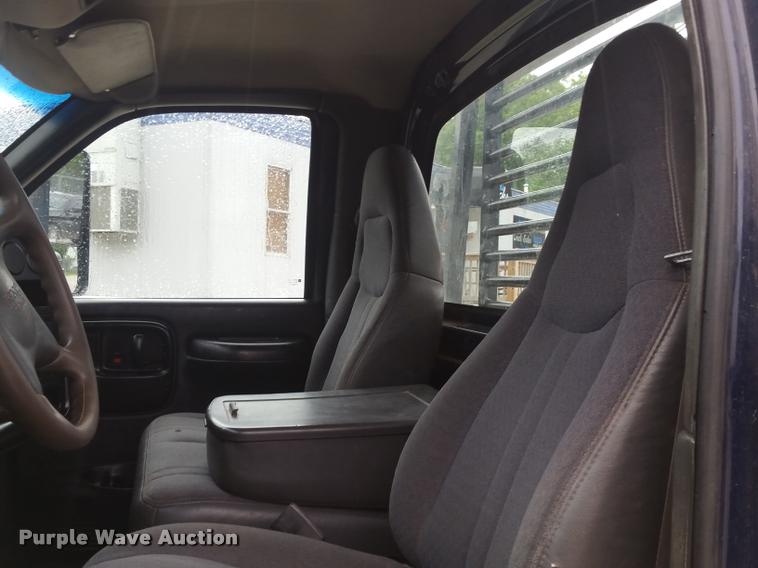 image for item BS9487 2003 GMC C6500 flatbed truck