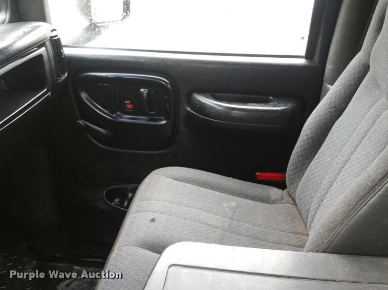 image for item BS9487 2003 GMC C6500 flatbed truck