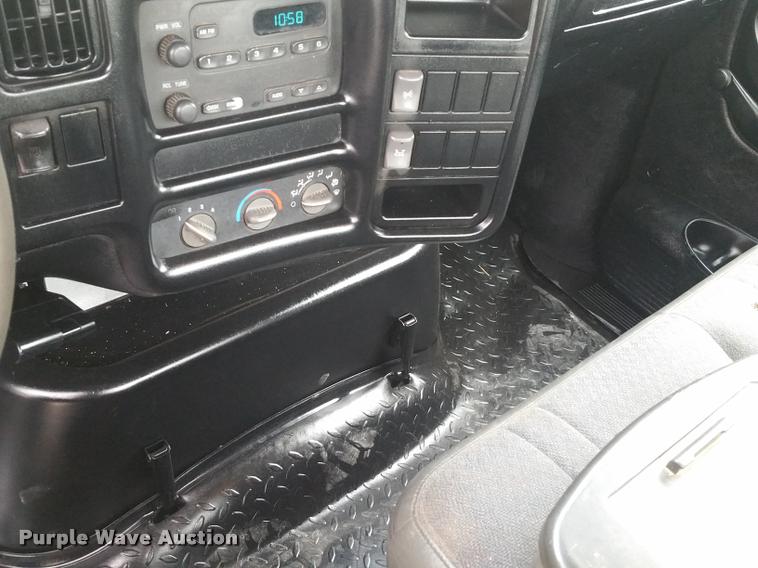 image for item BS9487 2003 GMC C6500 flatbed truck