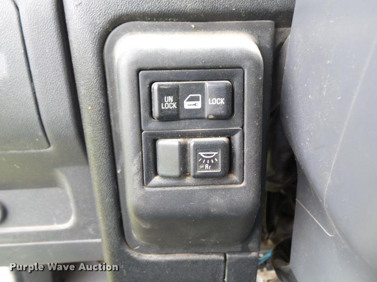 image for item BS9492 2006 Isuzu NPR truck cab and chassis