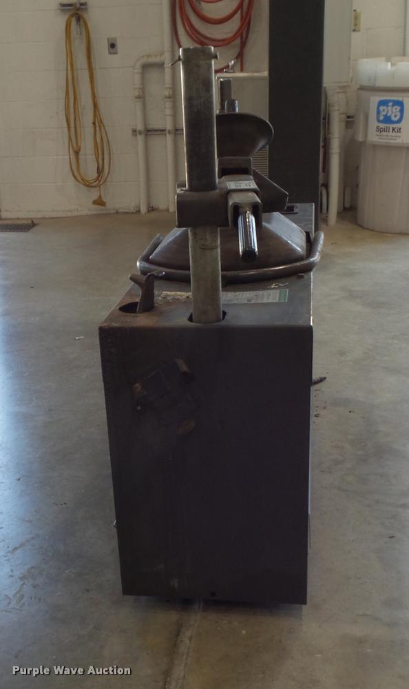 image for item CC9573 FMC 7600 center post tire machine