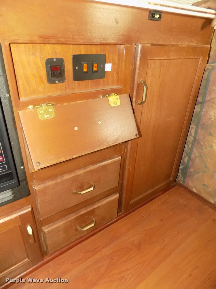 image for item DA0712 1992 Champion Ultra Star RV