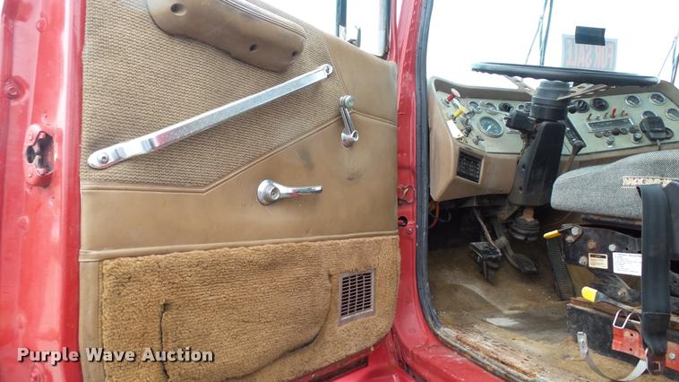 image for item DA1007 1988 Ford LTA9000 Aero Max 106 flatbed truck