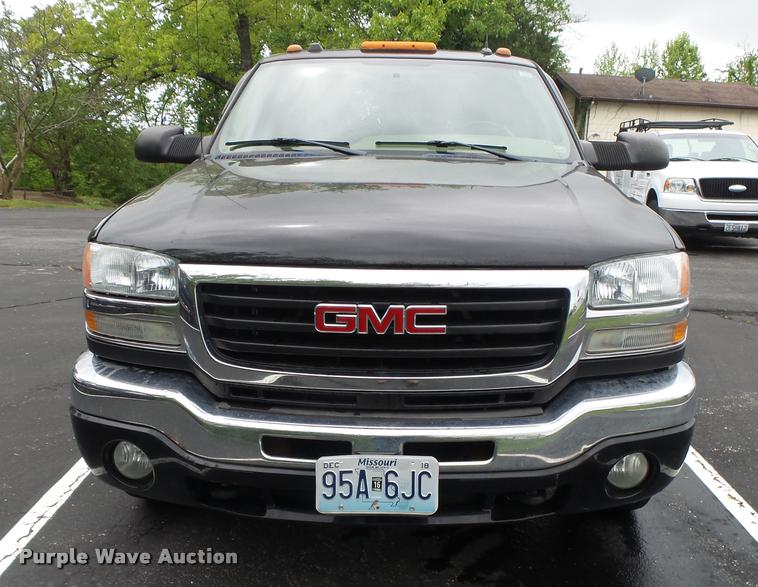 image for item DA2684 2005 GMC Sierra 3500 Crew Cab pickup truck
