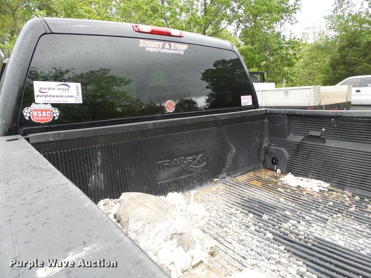 image for item DA2684 2005 GMC Sierra 3500 Crew Cab pickup truck