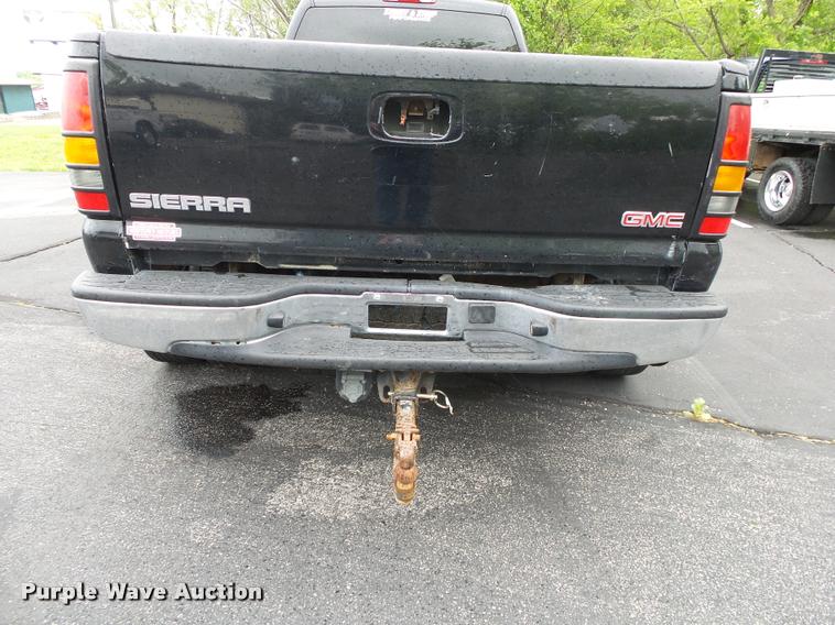 image for item DA2684 2005 GMC Sierra 3500 Crew Cab pickup truck
