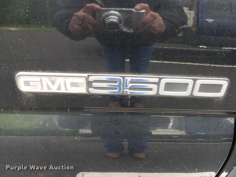 image for item DA2684 2005 GMC Sierra 3500 Crew Cab pickup truck