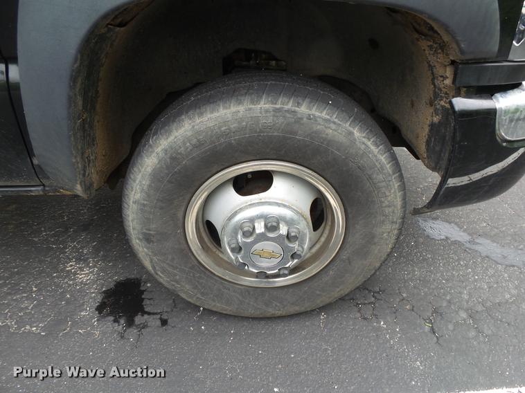 image for item DA2684 2005 GMC Sierra 3500 Crew Cab pickup truck