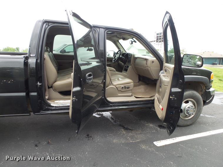 image for item DA2684 2005 GMC Sierra 3500 Crew Cab pickup truck