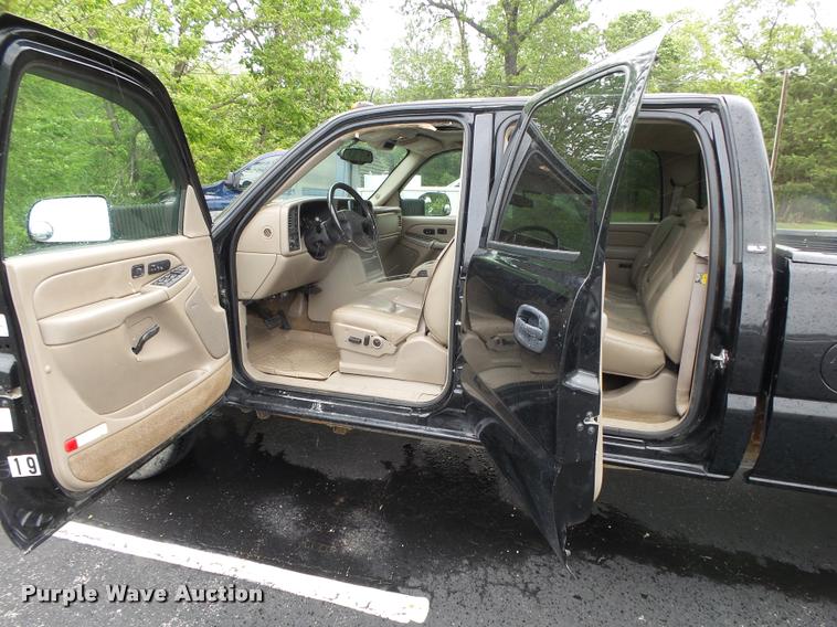 image for item DA2684 2005 GMC Sierra 3500 Crew Cab pickup truck