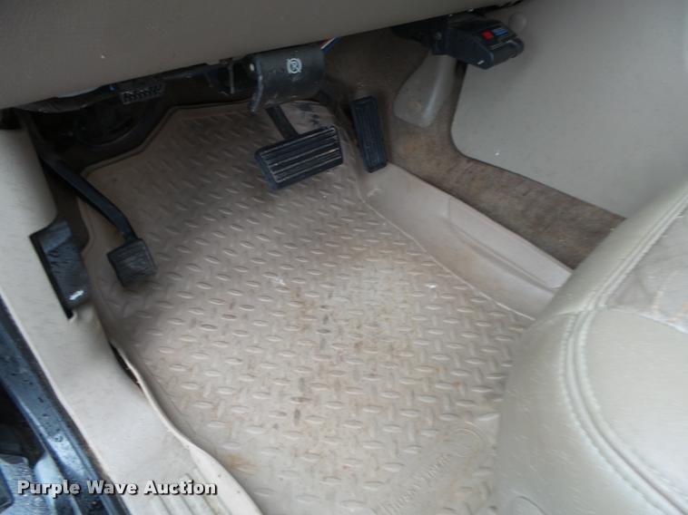 image for item DA2684 2005 GMC Sierra 3500 Crew Cab pickup truck