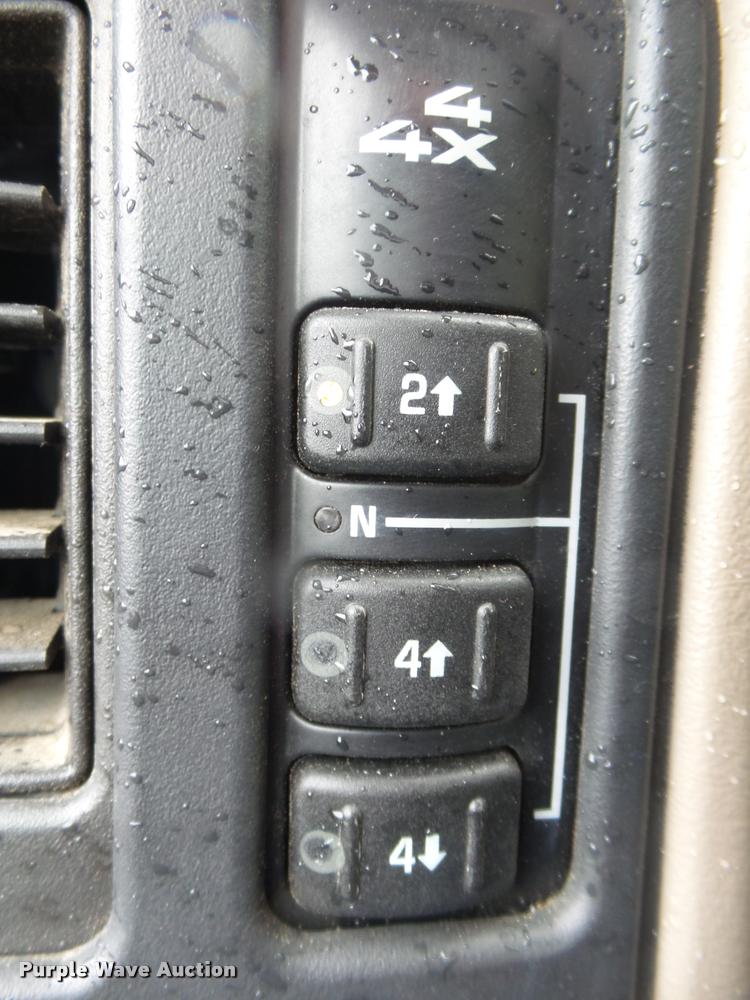 image for item DA2684 2005 GMC Sierra 3500 Crew Cab pickup truck