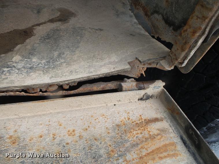 image for item DA2685 2005 Dodge Ram 3500 Quad Cab flatbed pickup truck