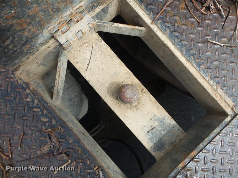 image for item DA2685 2005 Dodge Ram 3500 Quad Cab flatbed pickup truck