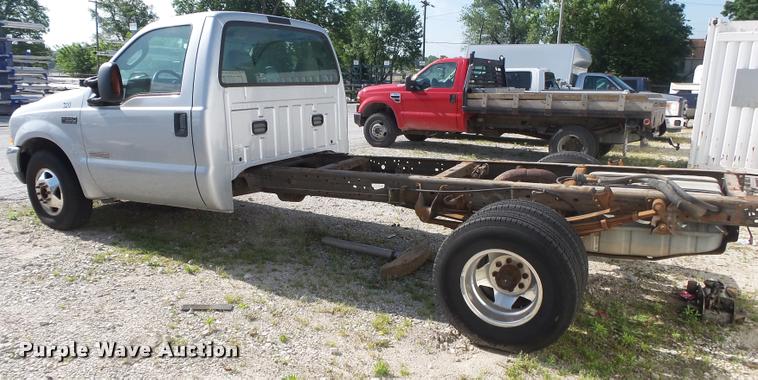 image for item DA2709 2003 Ford F350 Super Duty pickup truck chassis