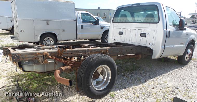 image for item DA2709 2003 Ford F350 Super Duty pickup truck chassis