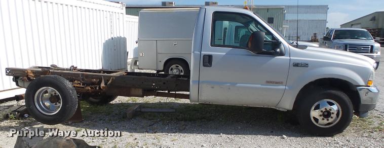 image for item DA2709 2003 Ford F350 Super Duty pickup truck chassis