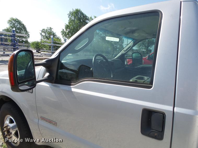 image for item DA2709 2003 Ford F350 Super Duty pickup truck chassis