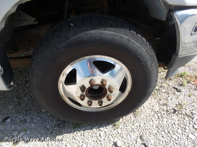 image for item DA2709 2003 Ford F350 Super Duty pickup truck chassis