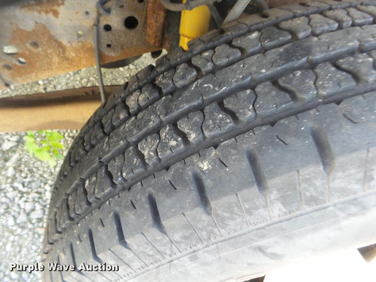 image for item DA2709 2003 Ford F350 Super Duty pickup truck chassis