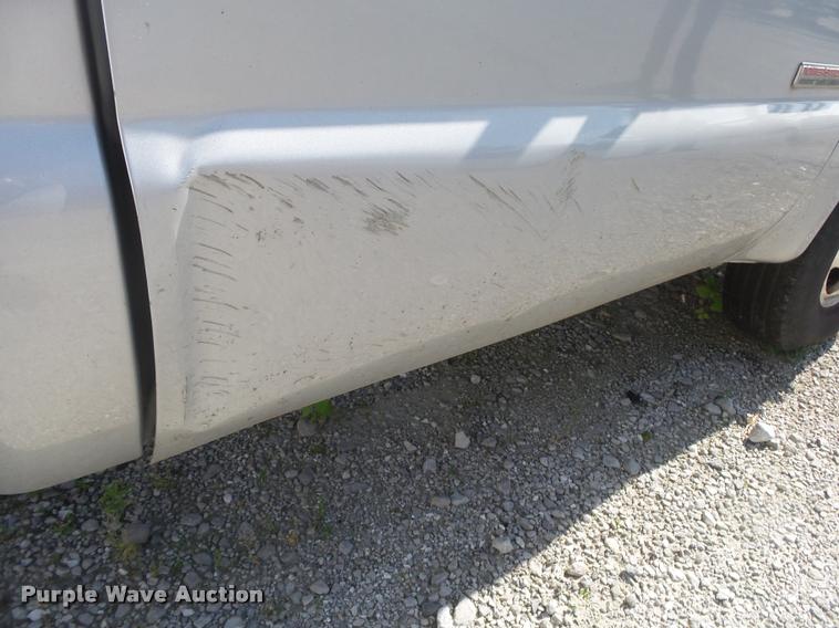 image for item DA2709 2003 Ford F350 Super Duty pickup truck chassis