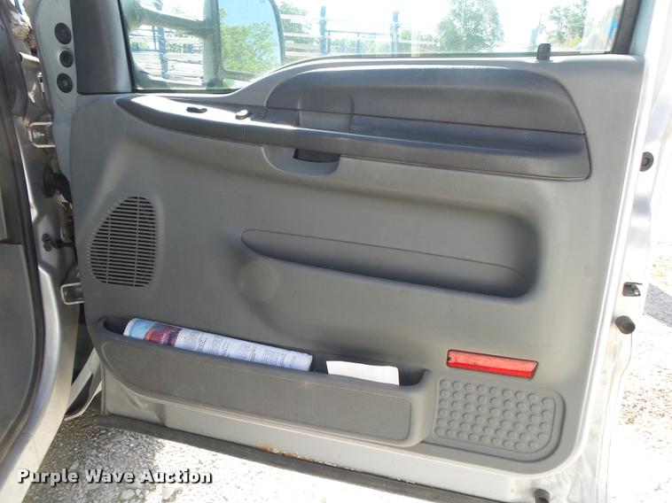 image for item DA2709 2003 Ford F350 Super Duty pickup truck chassis