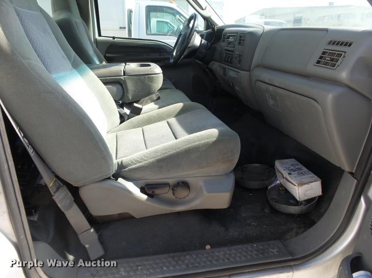 image for item DA2709 2003 Ford F350 Super Duty pickup truck chassis