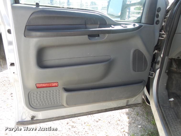 image for item DA2709 2003 Ford F350 Super Duty pickup truck chassis