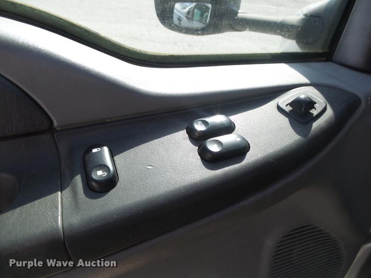 image for item DA2709 2003 Ford F350 Super Duty pickup truck chassis