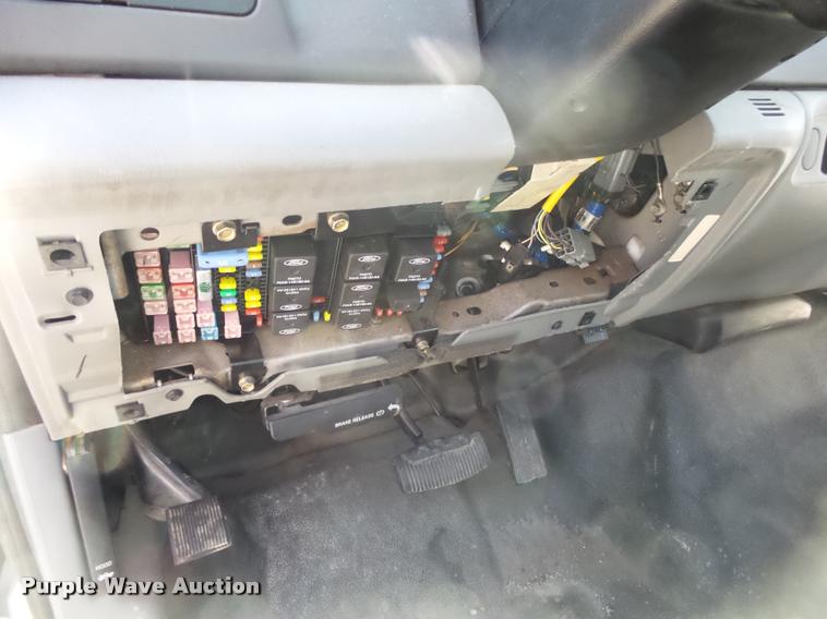 image for item DA2709 2003 Ford F350 Super Duty pickup truck chassis