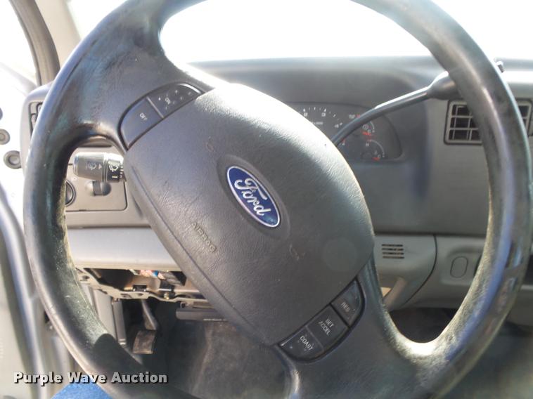 image for item DA2709 2003 Ford F350 Super Duty pickup truck chassis