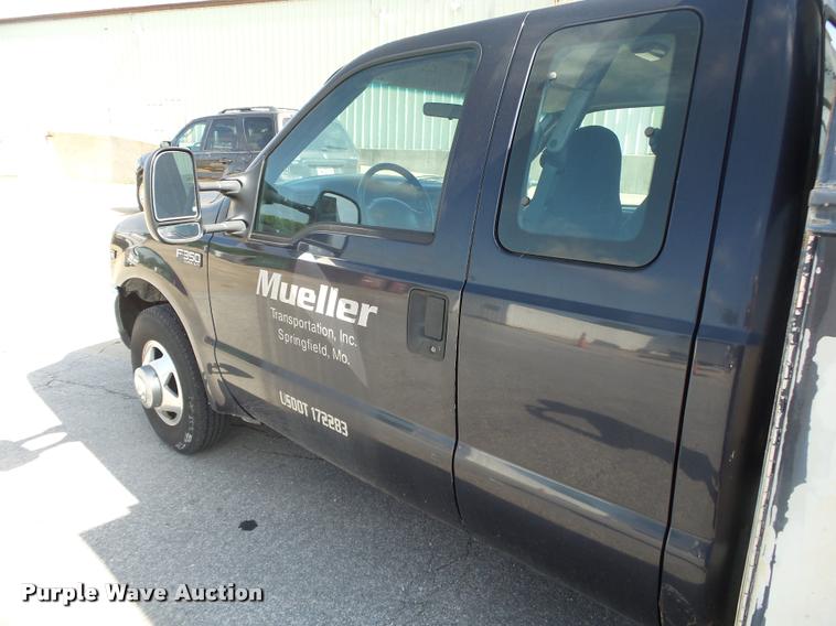 image for item DA2710 1999 Ford F350 Super Duty SuperCab utility bed pickup truck