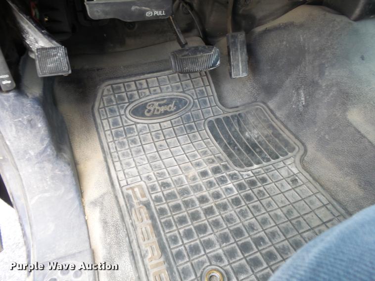 image for item DA2710 1999 Ford F350 Super Duty SuperCab utility bed pickup truck