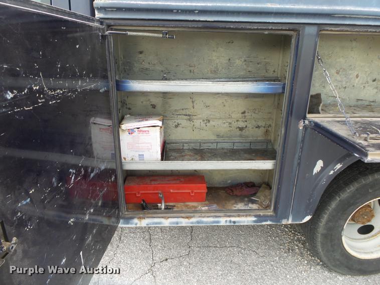 image for item DA2710 1999 Ford F350 Super Duty SuperCab utility bed pickup truck