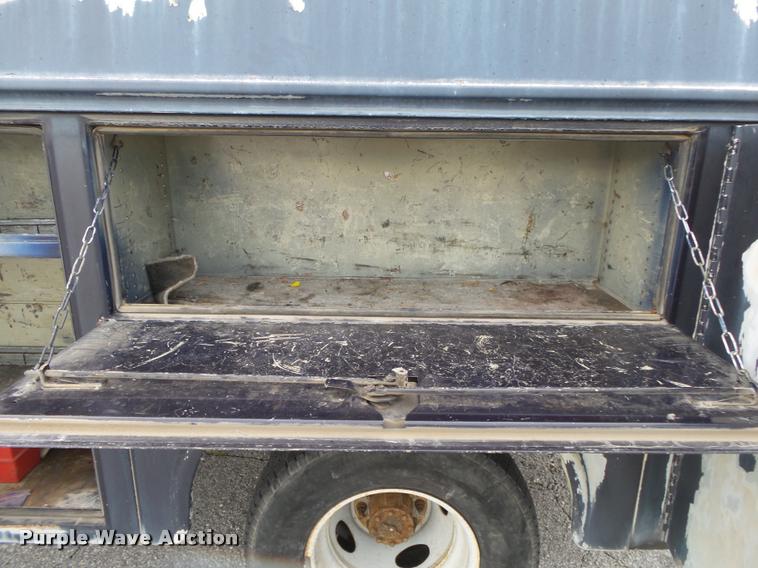 image for item DA2710 1999 Ford F350 Super Duty SuperCab utility bed pickup truck