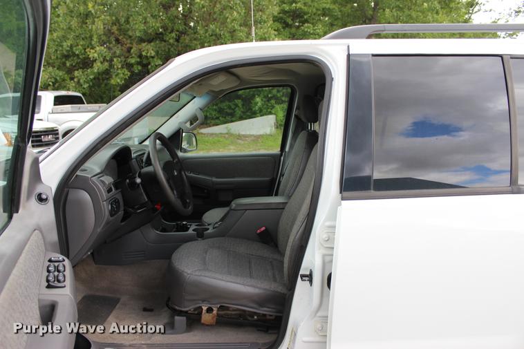image for item DA2718 2004 Ford Explorer SUV