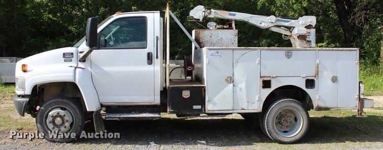 image for item DA2720 2006 GMC C5500 utility truck with crane