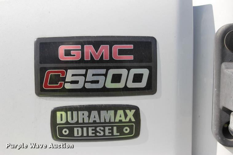 image for item DA2720 2006 GMC C5500 utility truck with crane