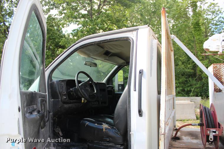 image for item DA2720 2006 GMC C5500 utility truck with crane