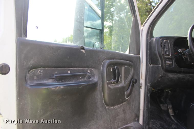 image for item DA2720 2006 GMC C5500 utility truck with crane