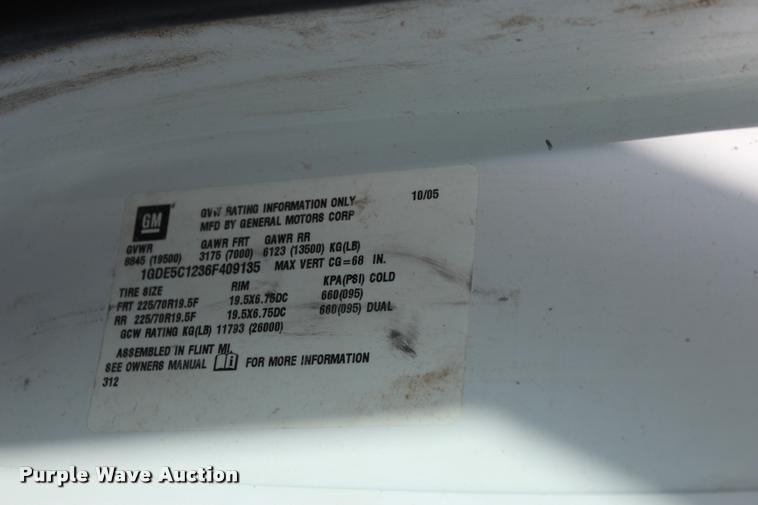 image for item DA2720 2006 GMC C5500 utility truck with crane