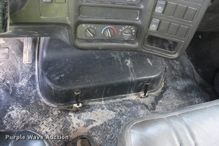 image for item DA2720 2006 GMC C5500 utility truck with crane