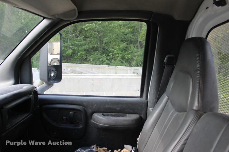 image for item DA2720 2006 GMC C5500 utility truck with crane