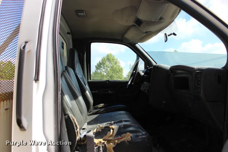 image for item DA2720 2006 GMC C5500 utility truck with crane