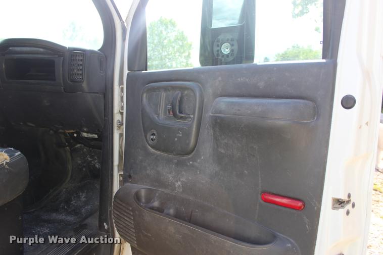 image for item DA2720 2006 GMC C5500 utility truck with crane