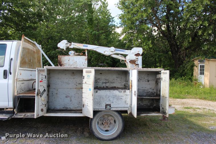 image for item DA2720 2006 GMC C5500 utility truck with crane